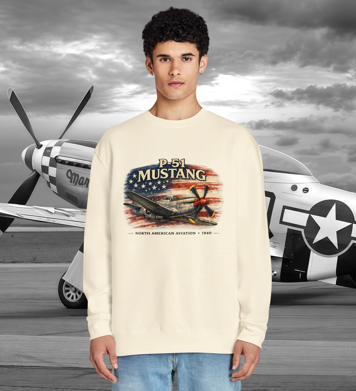 Modello con un capo P-51 Mustang color crema e un caccia storico sullo sfondo